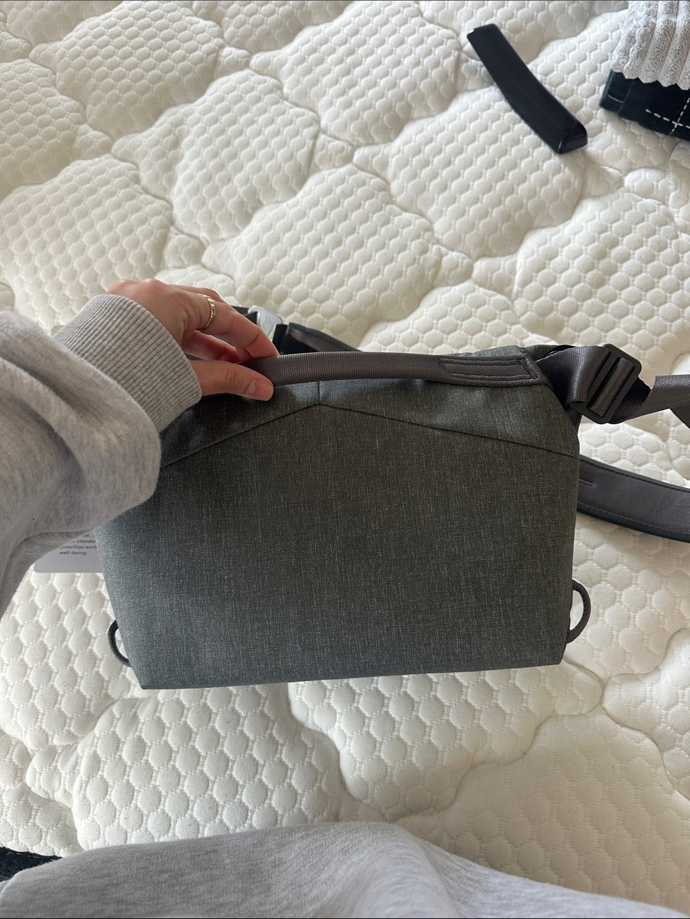 Peak Design Everyday Sling - Charcoal Gray - Picture 8 of 9